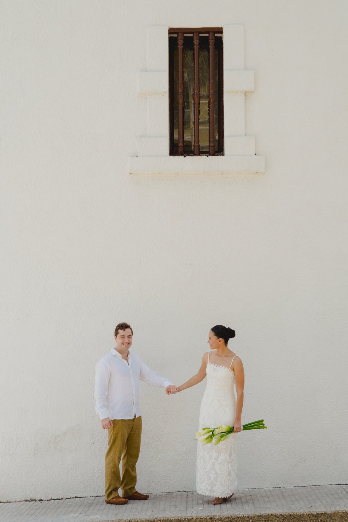 Pareja recién casada durante su sesión de fotografías
