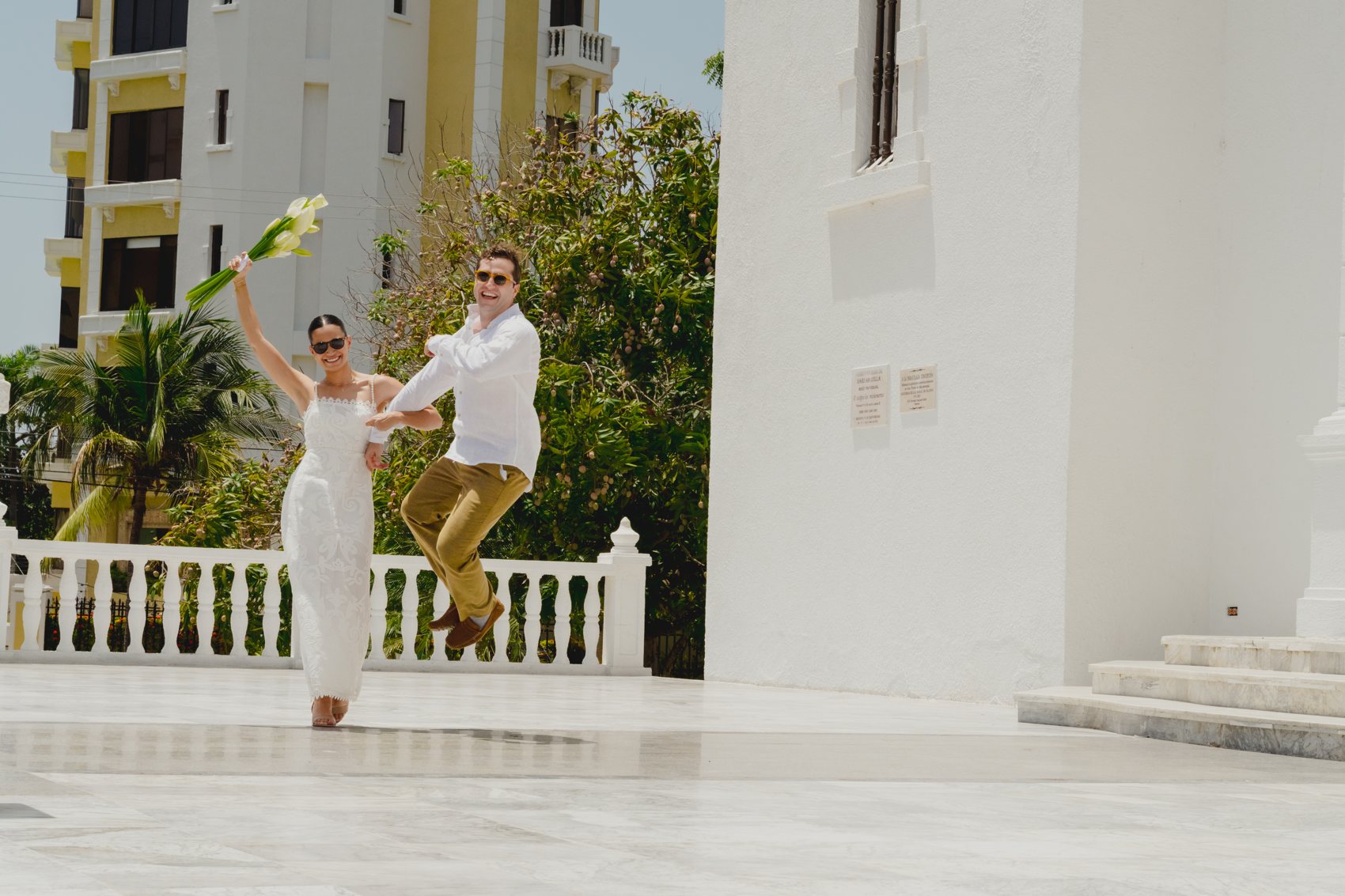 Los recién casados celebran con un salto